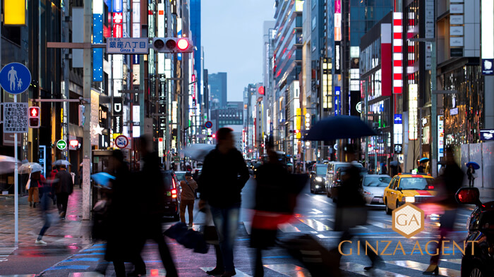 雨の日の銀座の街