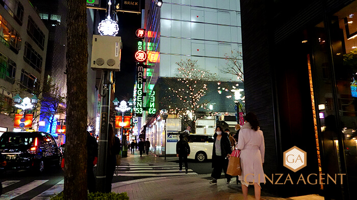 銀座の並木通りのプロント前