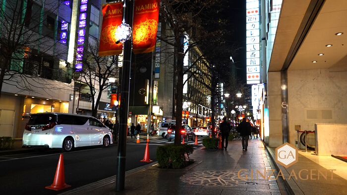 2021年12月下旬の銀座の並木通り8丁目 ポルシェビル前