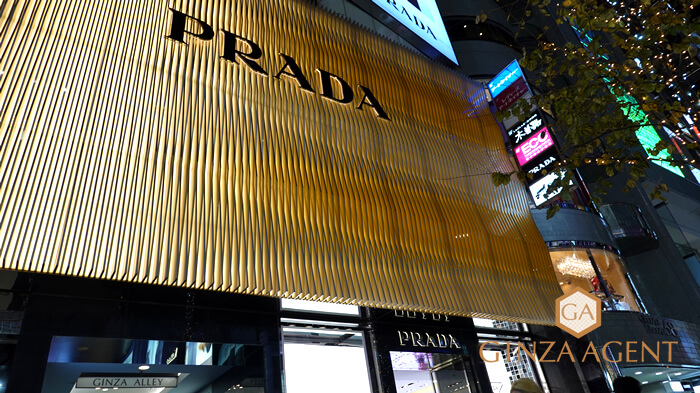 2021年12月下旬の銀座中央通りにあるプラダ・PRADA